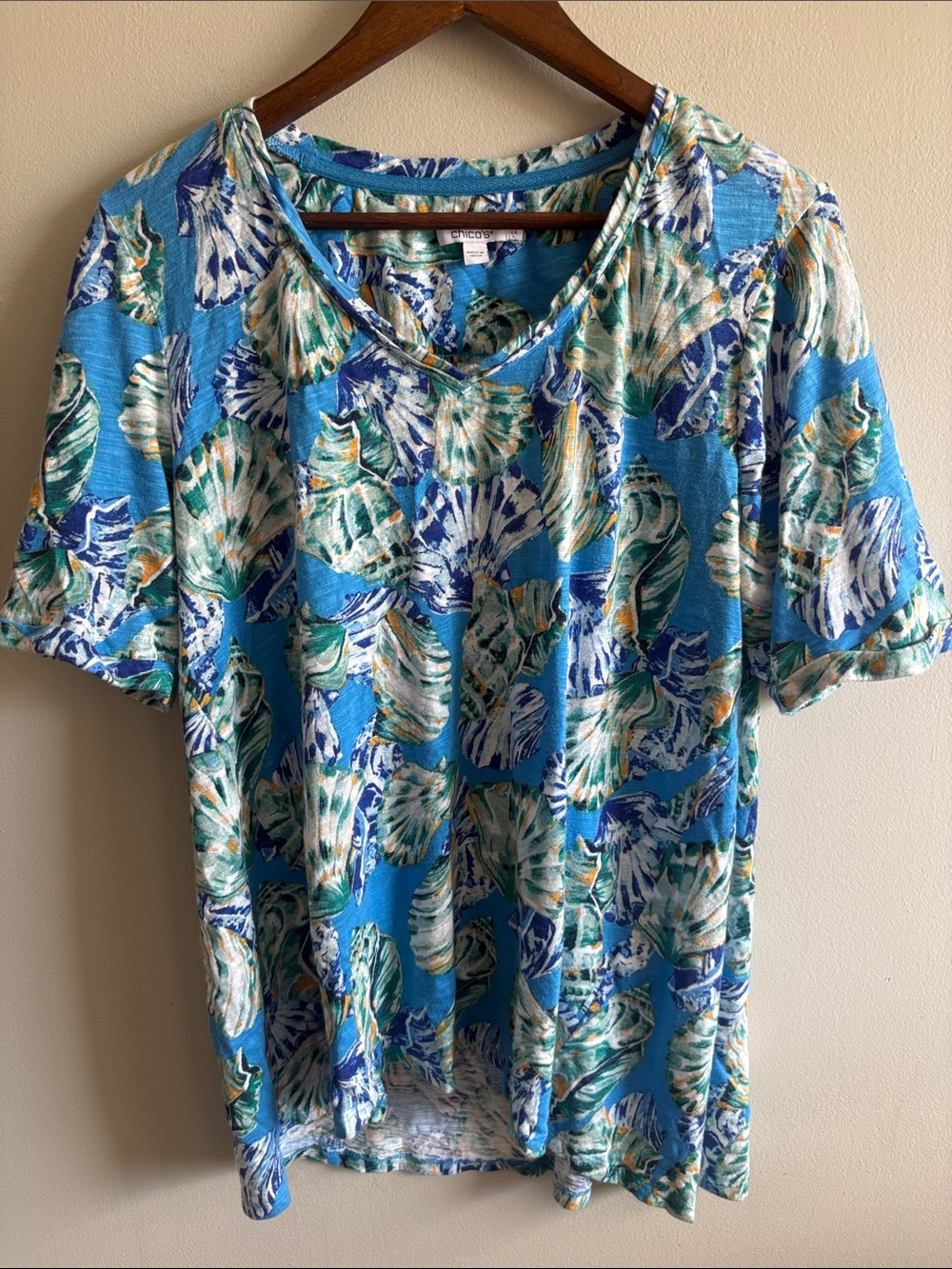 Chico’s Blue‎ Seashell Print V-Neck Tee Coastal Beach Top Size 2 (L)